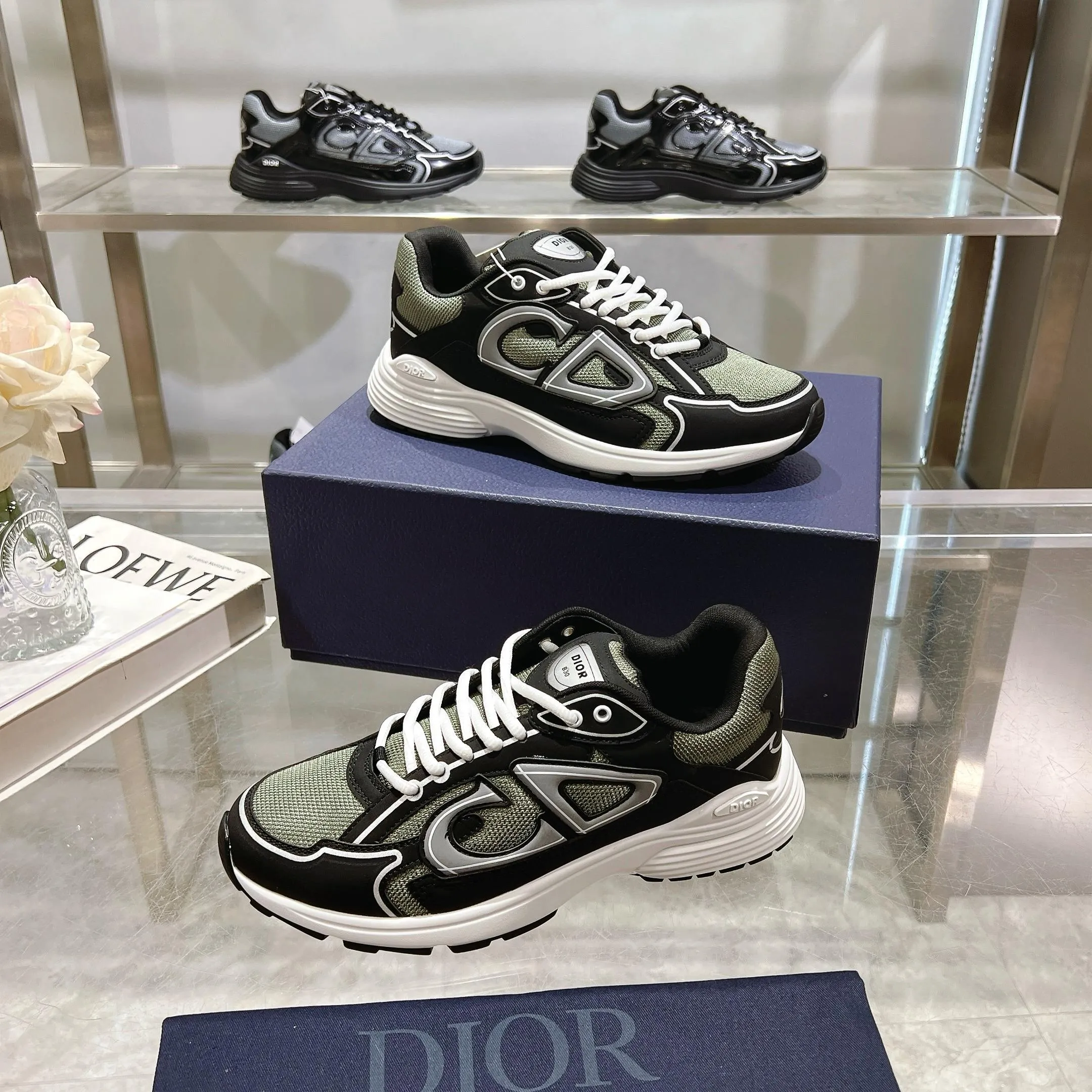 👟👟Ex-factory price 520👟👟 H612 high version B30 low-top sneakers are one of the flagship styles of this series. Crafted from mesh and technical fabrics, it's finished with a reflective 'CD30' graphic and 'DIOR B30' and 'CD30' logos on the heel and tongue. The extra-light, sculpted rubber sole adds style with signature accents, while internal stretch details create ideal comfort. Can be paired with a variety of casual looks to show a fashionable, modern and sporty style. ✅Size: 35-47 (45-46-47 customized, non-returnable and non-exchangeable) ✅Sole material: Original ultra-light IP sole ✅Packaging: Brand new counter packaging